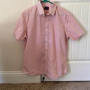 UNTUCKit short sleeve men’s button up shirt.